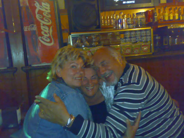 Glad gutt med damene