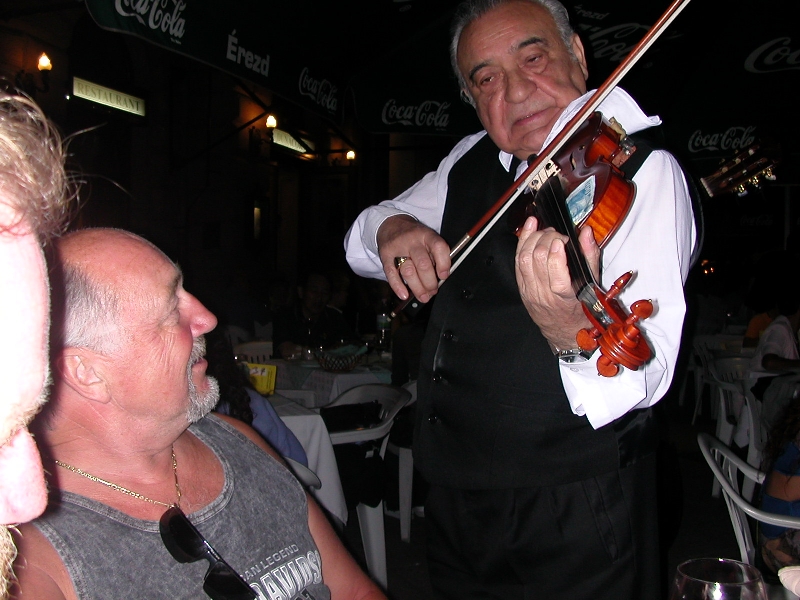 Leif lytter til Grieg 1